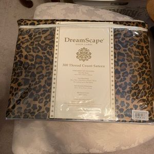 Twin size new leopard print sheet set